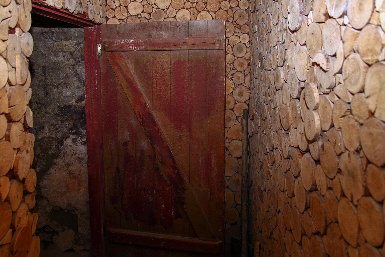 Конспірація входу до експозиції "Повстанська криївка"