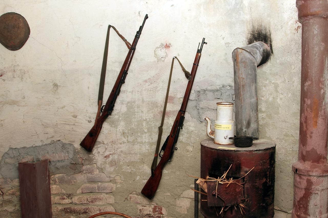 Зразки зброї та буржуйка для обігріву криївки, період ІІ Світової війни