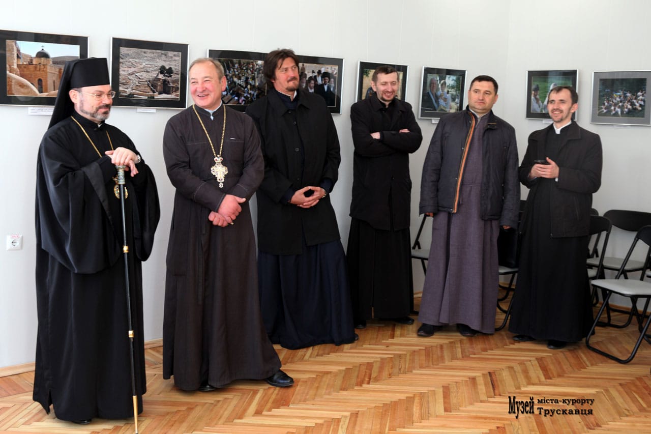 Духовенство Самбірсько-Дрогобицької єпархії га чолі з Владикою Ярославом Прирізом (перший зліва) на відкритті виставки, 23.04.2017
