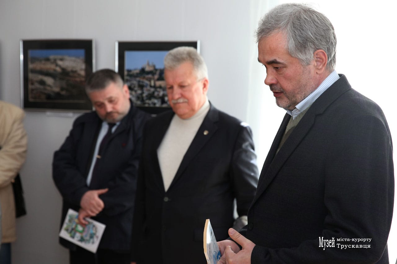 Гості відкриття виставки Богдана Вовка (перший справа) - Тарас Метик, Ігор Паращак, 23.04.2017