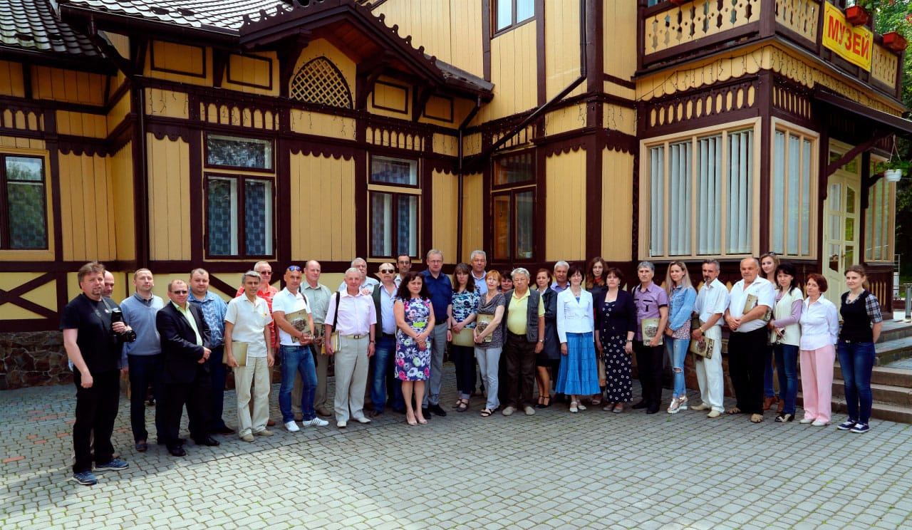 Учасники конференції "Трускавець в контексті галицького триміста історія, перспективи" біля музею міста-курорту Трускавця, 13 червня 2017