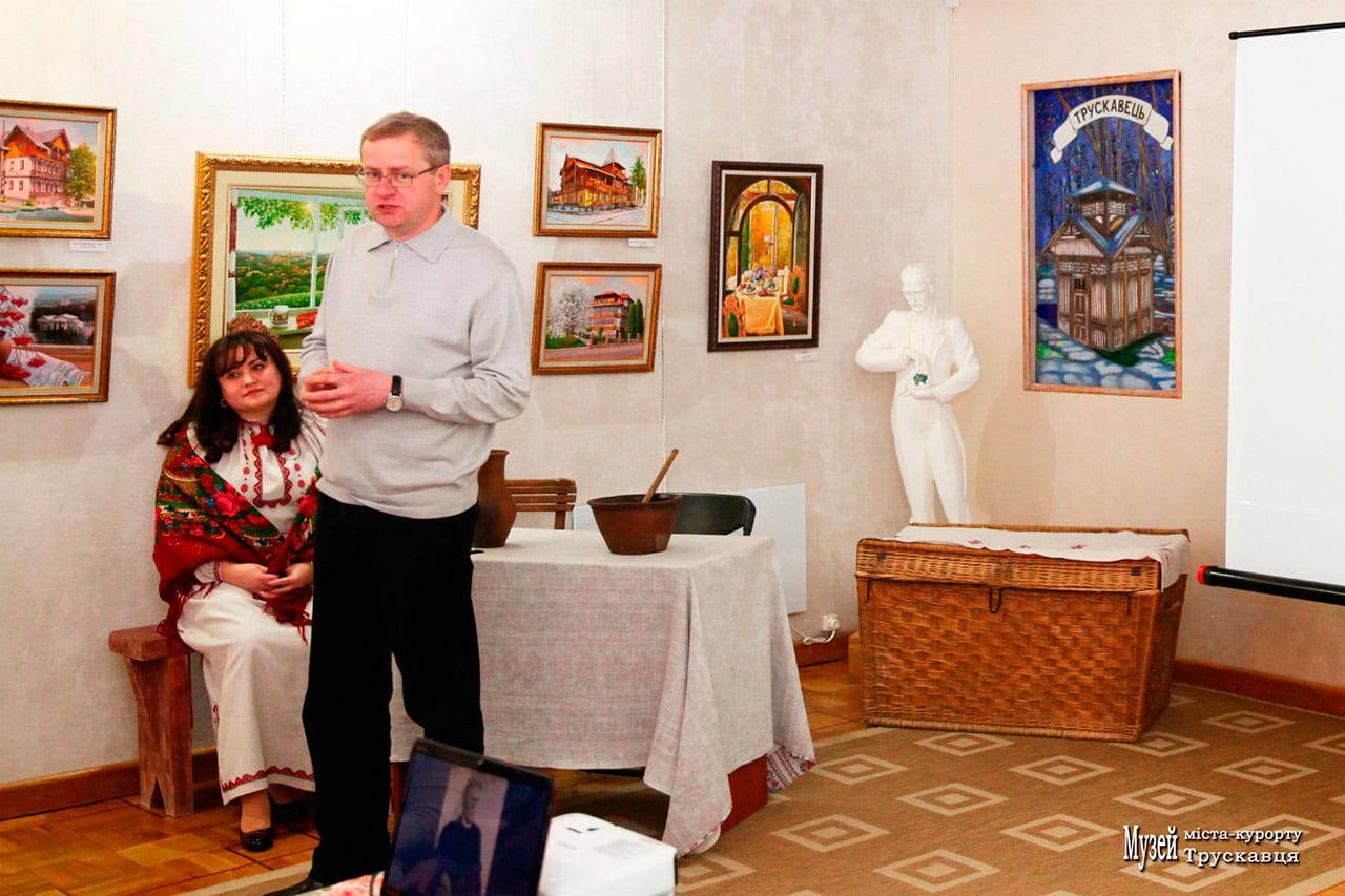 Вітання гостей вечора з нагоди ювілею знаного трускавчанина О. Пристая міським головою А. Кульчинським, 28.02.2018. Фотографія Ірини Бердаль-Шевчик