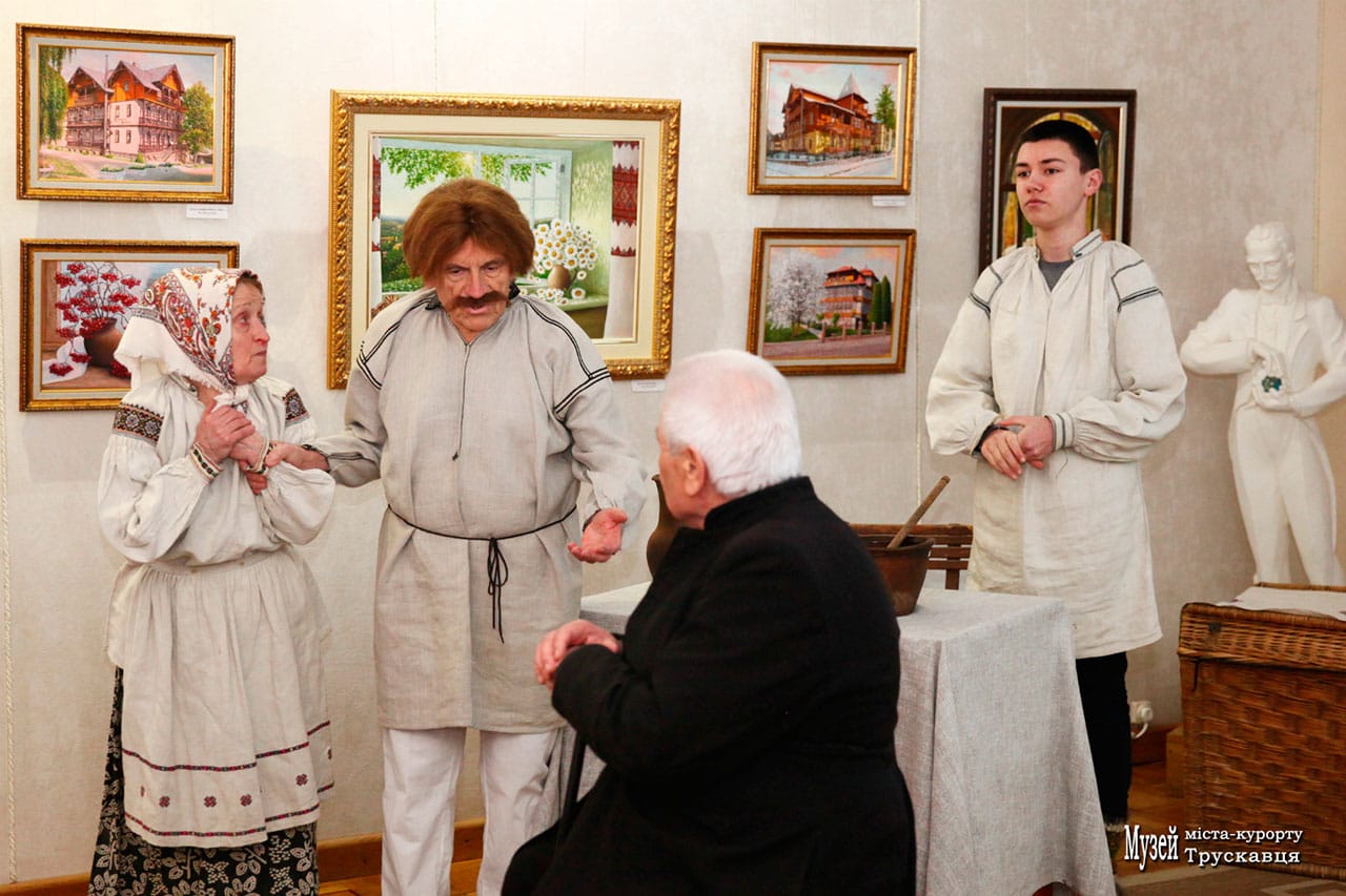 Учасники театралізації за мотивами книги О. Пристая «З Трускавця у світ хмародерів» (Любов Константинова, Ігор Ліщинський, Іван Положовець, Богдан Фединяк та Володимир Грех), 28.02.2018. Фотографія Ірини Бердаль-Шевчик