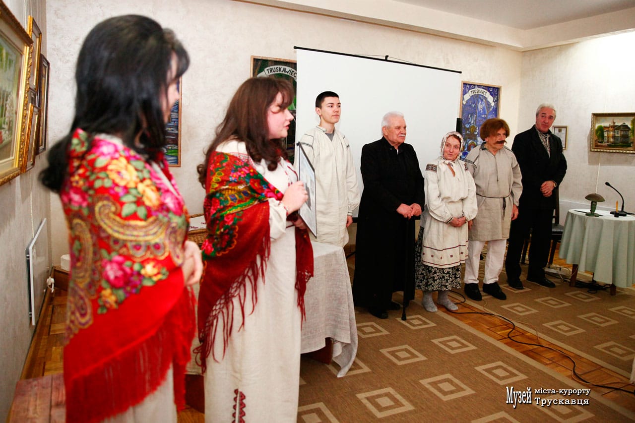 Учасники театралізації за мотивами книги О. Пристая «З Трускавця у світ хмародерів» (Любов Константинова, Ігор Ліщинський, Іван Положовець, Богдан Фединяк та Володимир Грех, Ольга Фединяк, Галина Коваль), 28.02. 2018. Фотографія Ірини Бердаль-Шевчик