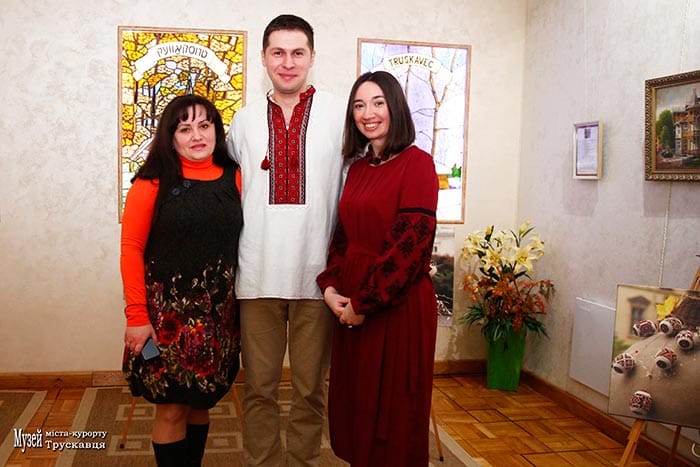 Організатори  та учасники великодньої акції: Галина Коваль, директор музею міста-курорту, Орест Нагірський, трускавецька мануфактура «Файна свічка» та Ірина Бердаль-Шевчик, автор виставки фотосвітлин «Великдень на порозі», 02.04.2018. Фото Ірини Бердаль-Шевчик