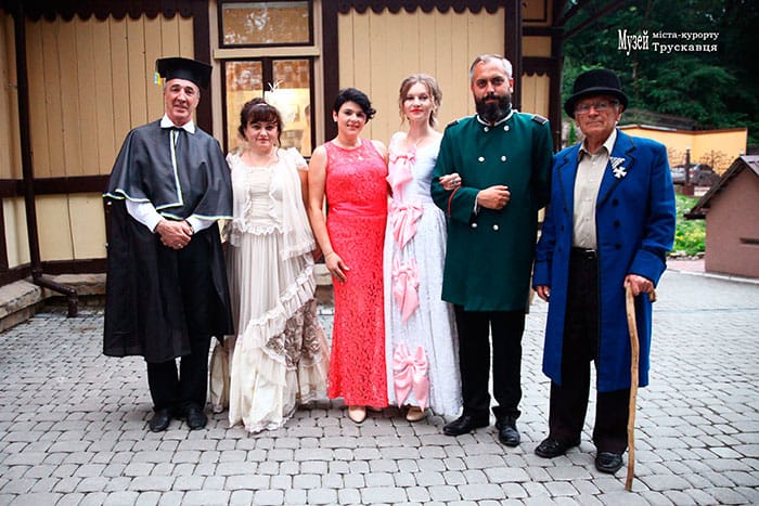 Учасники імпровізованого дійства «Ніч у музеї», 15.06.2018. Світлина Ірини Бердаль-Шевчик