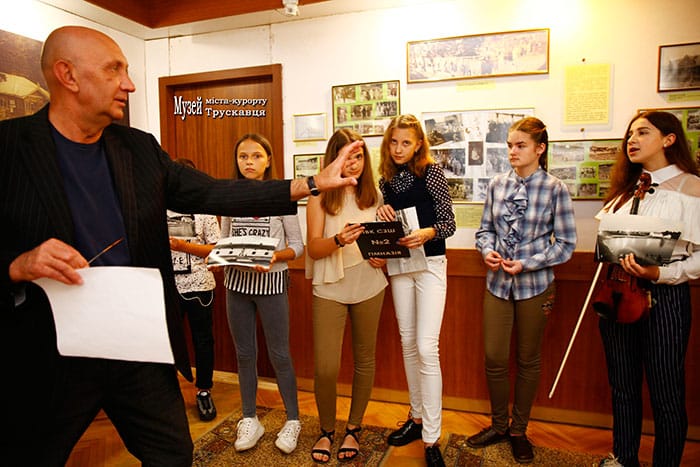 Учасники імпровізованого дійства «Ніч у музеї». Факультатив «Мій Трускавець. Кліо», 15.06.2018. Світлина Ірини Бердаль-Шевчик