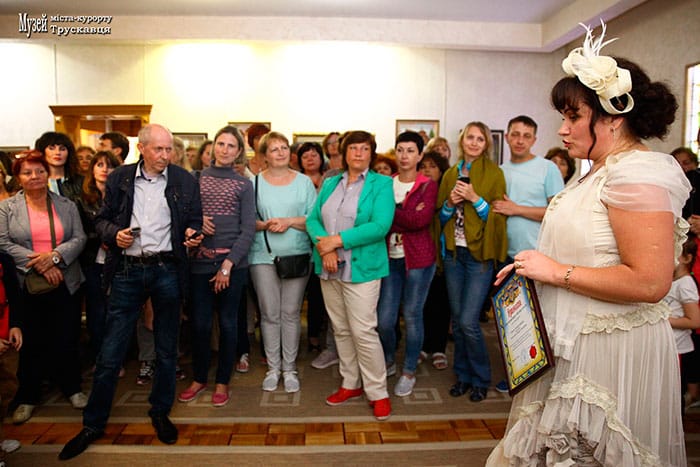 Вітання гостей дійства «Ніч у музеї» директором Галиною Коваль, 15.06.2018. Світлина Ірини Бердаль-Шевчик