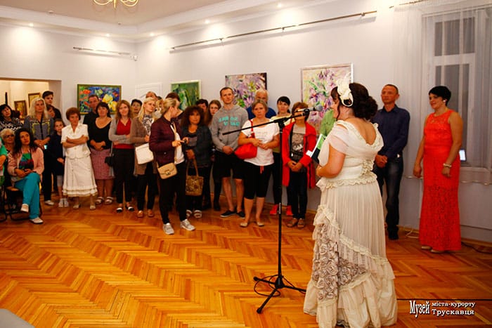 Відкриття мистецької виставки «CON ANIMA» трускавецької художниці Наталії Поліщук в контексті імпровізованого дійства «Ніч у музеї», 15.06.2018. Світлина Ірини Бердаль-Шевчик