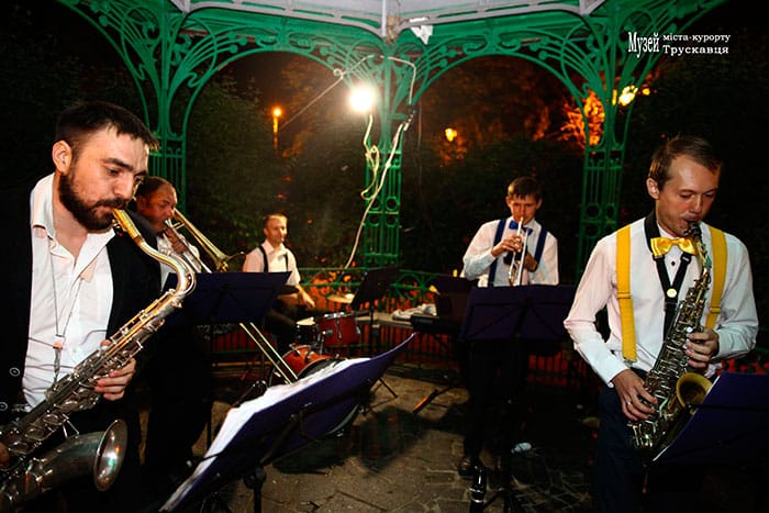 Оркестр музичних інструментів «Люкс-бенд» в музичній альтанці в контексті імпровізованого дійства «Ніч у музеї», 15.06.2018. Світлина Ірини Бердаль-Шевчик