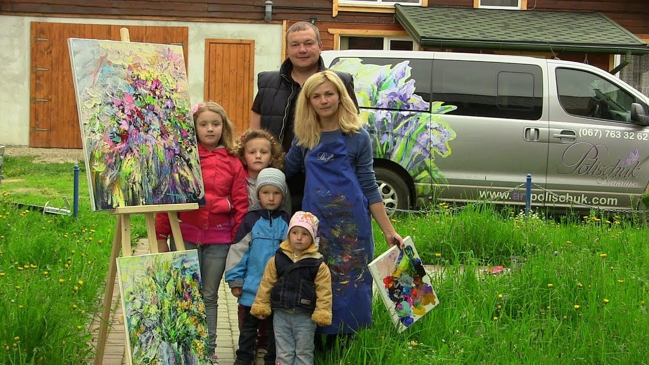 Наталя Поліщук з сім’єю на родинному подвір’ї, 2017