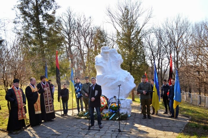 Племінник Роман Різняк біля пам'ятника Макомацькому, 2014 