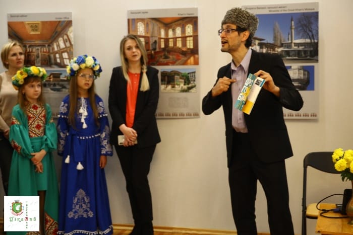 Амет Бекіров проводить інтерактивну екскурсію