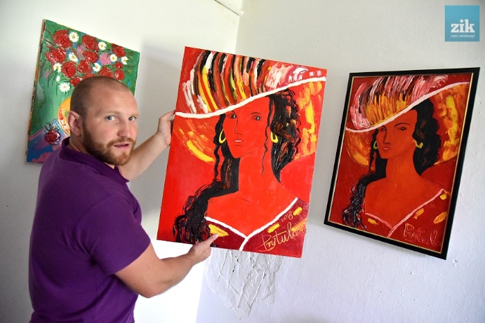 Художник Іван Притула зі своїми авторськими роботами