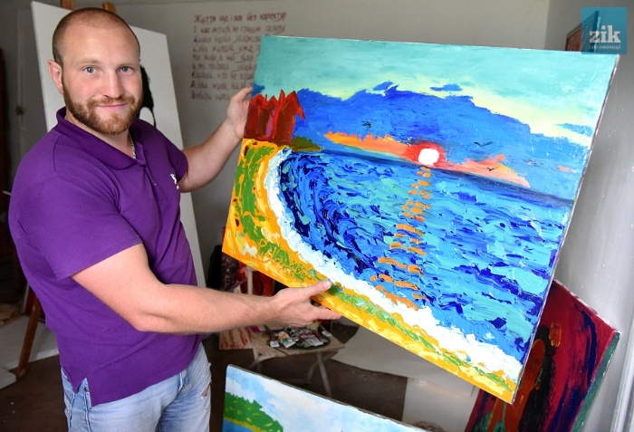 Художник Іван Притула зі своїми авторськими роботами