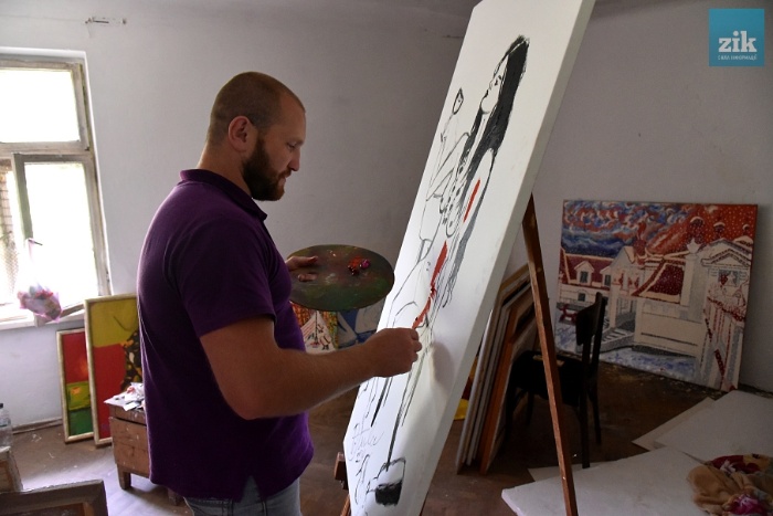 Художник Іван Притула зі своїми авторськими роботами