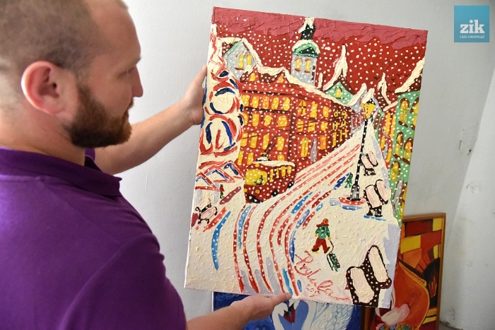 Художник Іван Притула зі своїми авторськими роботами