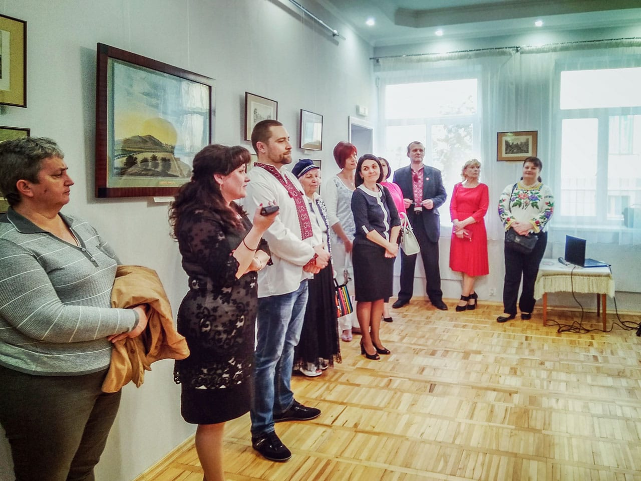 Вітання від Олександра Ткаченка, заступника міського голови з гуманітарних питань та гості музею на презентації виставок, 19 травня 2017