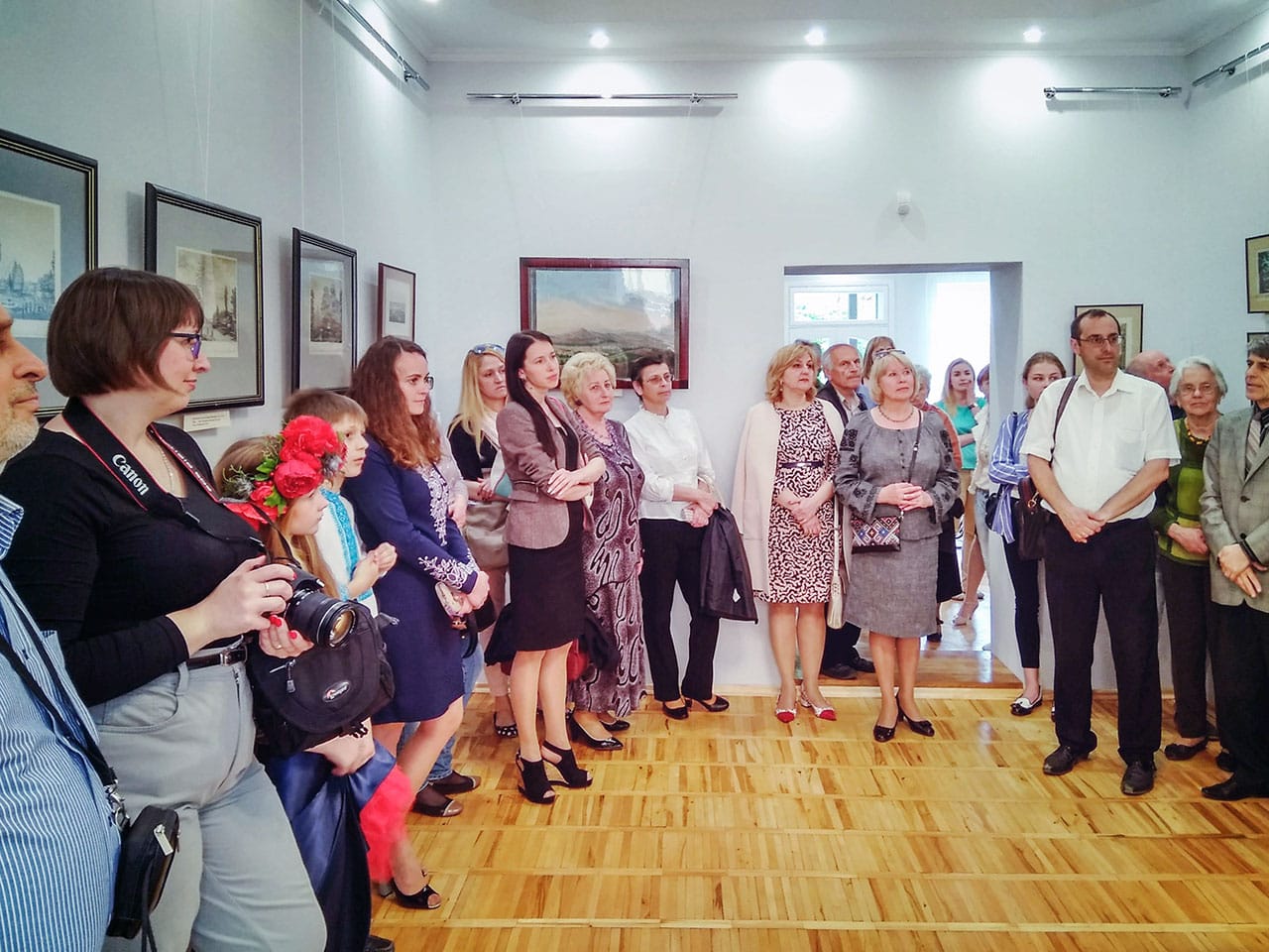 Вітання від Олександра Ткаченка, заступника міського голови з гуманітарних питань та гості музею на презентації виставок, 19 травня 2017