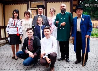 «…Ніч зірки посвітила… тихо так опівночі…» Учасники імпровізованого дійства «Ніч у музеї», 15.06.2018. Світлина Ірини Бердаль-Шевчик