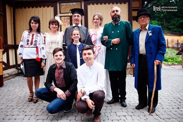 Учасники імпровізованого дійства «Ніч у музеї», 15.06.2018. Світлина Ірини Бердаль-Шевчик Учасники імпровізованого дійства «Ніч у музеї», 15.06.2018. Світлина Ірини Бердаль-Шевчик