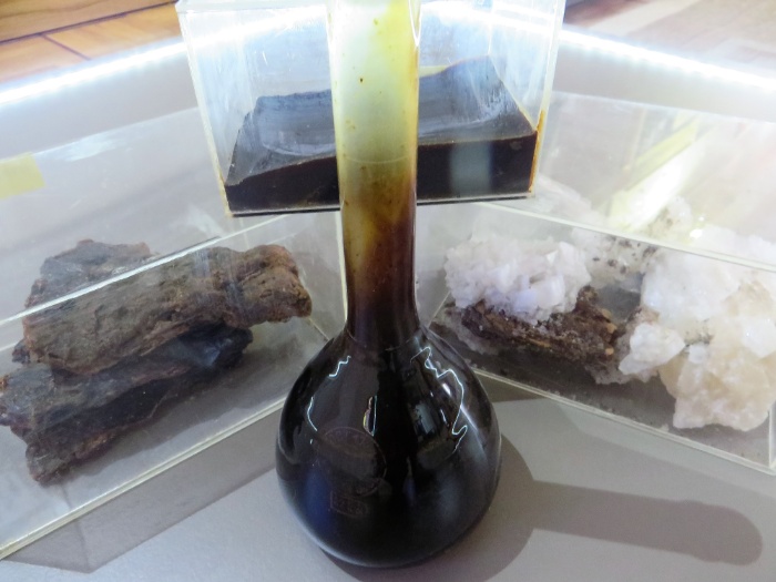 Зразки мінералів трускавецького родовища. Знаходяться в експозиції музею міста-курорту Трускавця