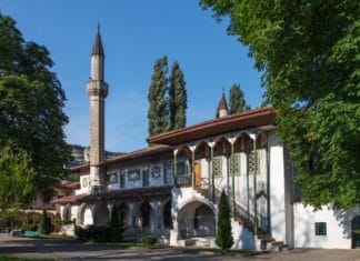 … ЗАГЛЯНУТИ В ПАЛАЦ КРИМСЬКИХ ХАНІВ Велика ханська мечеть