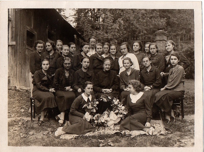 Уляна Кравченко серед гімназисток у Перемишлі