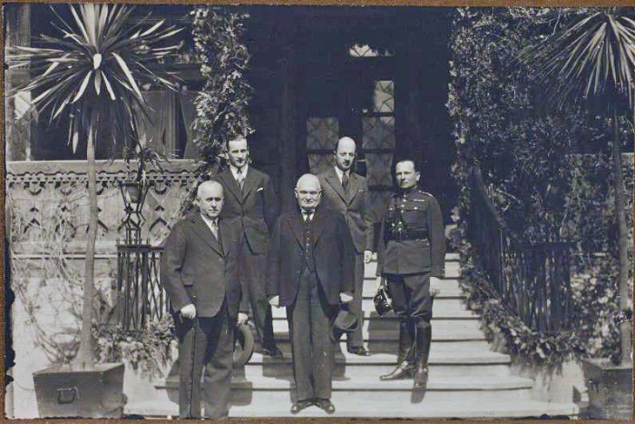 Констянтин Пятц в компанії Раймунда Яроша біля вілли "Гопляна", 1953 рік