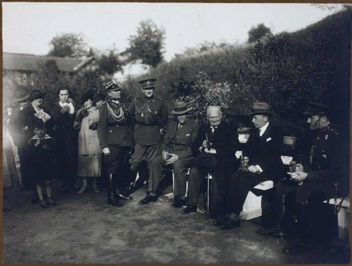 Констянтин Пятц в компанії відпочивальників курорту, 1935 рік