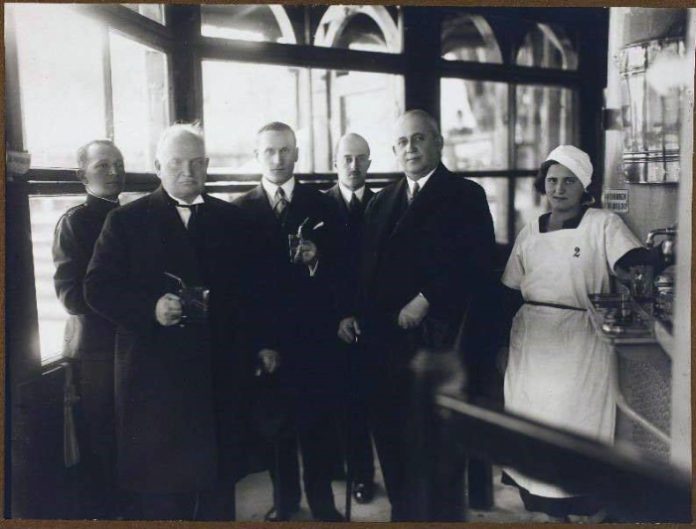 Констянтин Пєтс в компанії Раймунда Яроша біля джерела "Нафтуся", 1935 рік Констянтин Пєтс в компанії Раймунда Яроша біля джерела "Нафтуся", 1935 рік