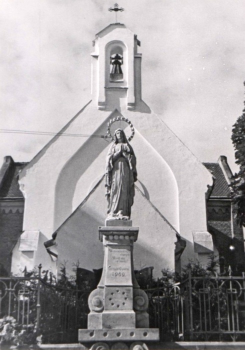 Статуя Матері Божої на фасадному фундаменті костелу, поч. ХХ. ст.