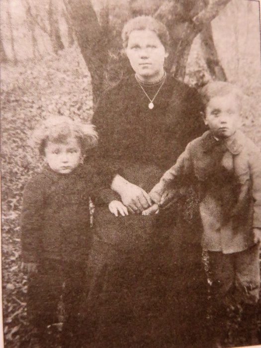 Єва Білас із синами: Влодимиром та Василем, 1910-ті роки