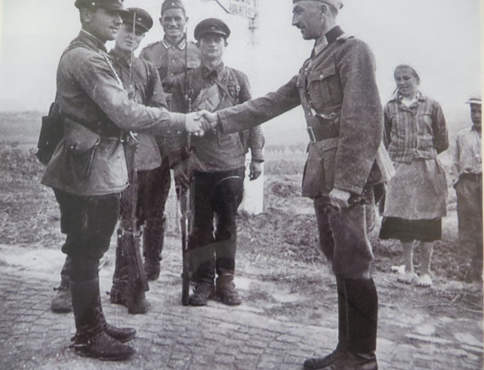 Зустріч червоноармійців та солдатів німецької армії на дорозі Дрогобич-Стрий, 1939