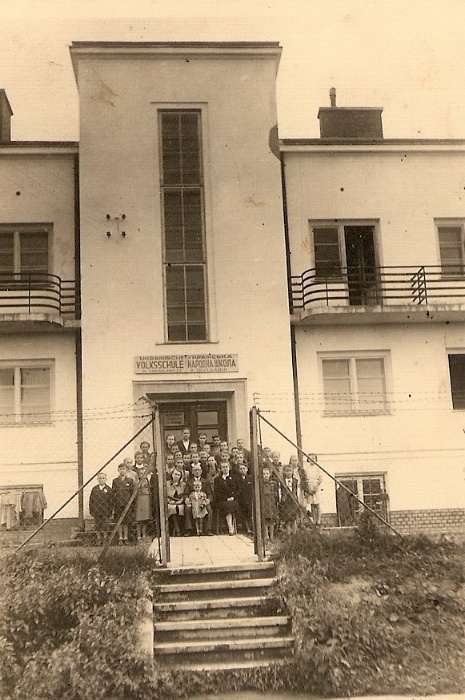 Учні української школи та директор Роман Стеців, 1943