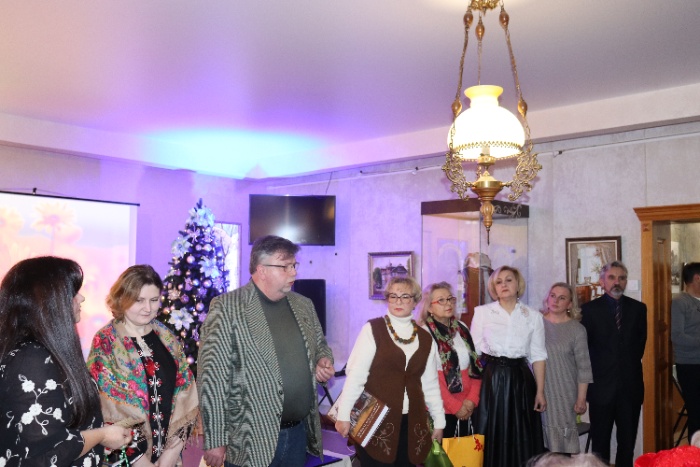 Вітання від колег-музейників: Софія Легін та Роман Метельський представляли Львівський фотомузей та УФОТО; Алла Гладун, директор музею "Дрогобиччина"; Надія Кіхта, завідувачка відділом Європейського мистецтва; Олена Білас-Березова, директор Художнього музею М. Є; Наталя Леонова, зберігач фондів Художнього музею М. Біласа; Андрій Спас, директор Бориславського краєзнавчого музею