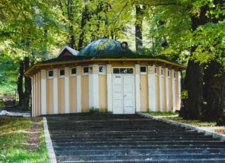 БІОАКТИВНА ВОДА “НАФТУСЯ” Джерело "Нафтуся"