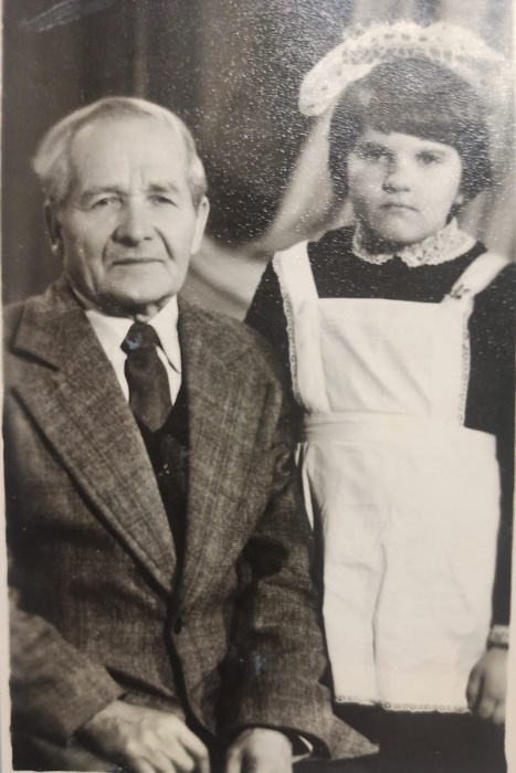 Наталя Кучер (Юр'єва) з дідусем, 1970-і роки