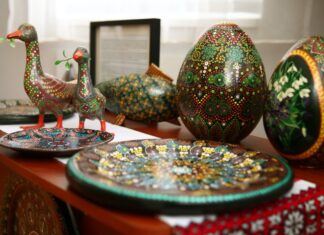 КРАПКОВИЙ СВІТ ЛЮБОВІ Вистака живопису "У світі крапок", Любов Панів