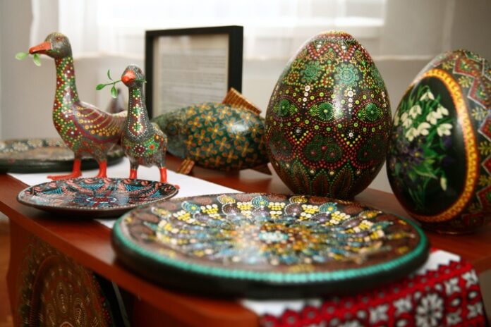 Вистака живопису "У світі крапок", Любов Панів