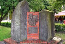 МЕМОРІАЛЬНИЙ ЗНАК “ВАСИЛЬ БІЛАС та ДМИТРО ДАНИЛИШИН” Меморіальний знак Біласу та Данилишину